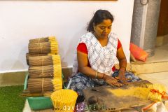 Fabrication de bâtonnets d'encens ; Making incense sticks