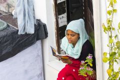 Femme assise en train de lire