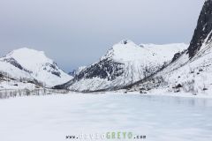 Lac de montagne en Norvège sur l'Ile de Senja et sa glace bleue qui commence à fondre.