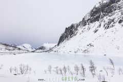 Lac de montagne en Norvège sur l'Ile de Senja et sa glace bleue qui commence à fondre.