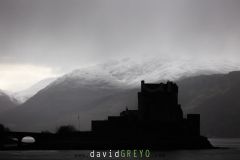 Château de Eilean Donan en Ecosse au bord du Loch Long sur fond de montagnes enneigées