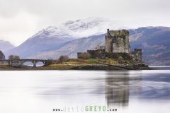 Château de Eilean Donan en Ecosse au bord du Loch Long sur fond de montagnes enneigées