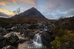 Coucher de soleil sur les bord de la rivière Etive devant le  Mont Etive dans les Highlands écossaises