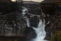 Coucher de soleil sur les bord de la rivière Etive devant le  Mont Etive dans les Highlands écossaises