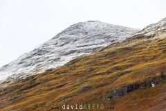 Sommet enneigé dans la vallée de Glencoe en automne