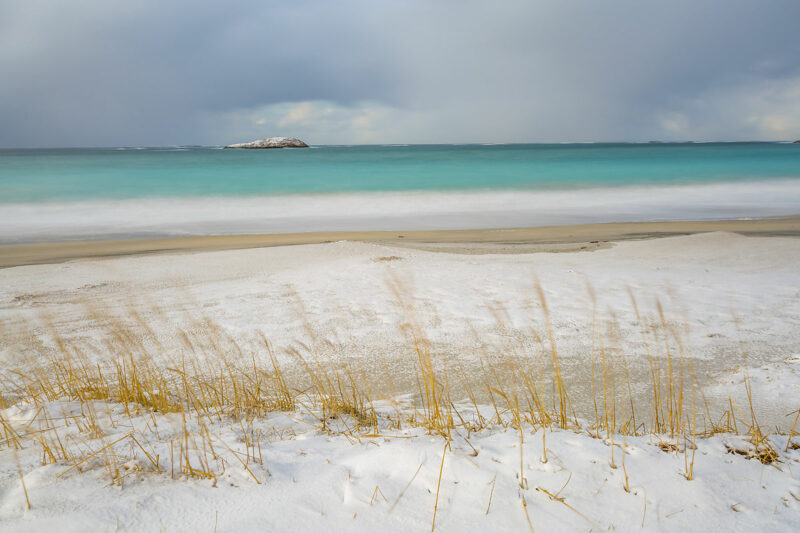 Plage le long d'un fjord